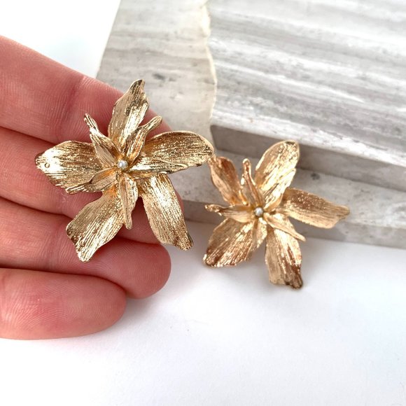 New ~ Anthropologie Pearl Flower Earrings - Picture 3 of 10